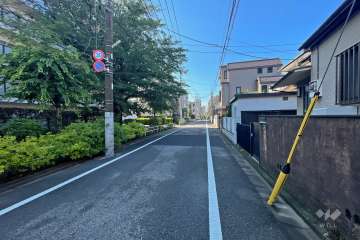 敷地西側の前面道路（北側から）