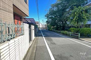 敷地西側の前面道路（南側から）
