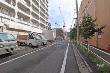 敷地南西側の前面道路（北西側から）