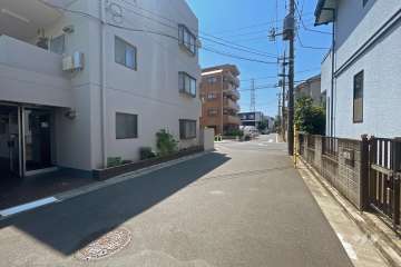 敷地西側の前面道路（北側から）