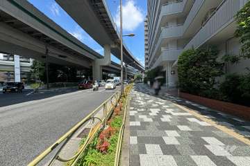 敷地西側の前面道路