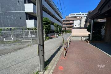 敷地北西側の前面道路（南西側から）