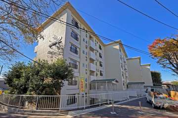 前野台住宅２号棟の外観（東側から）