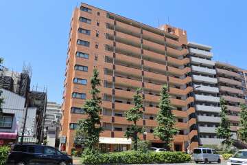 ライオンズマンション板橋大原の外観（南東側から）