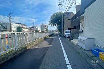 敷地の東側前面道路（北側から）
