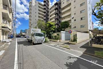 敷地北側の前面道路（西側から）