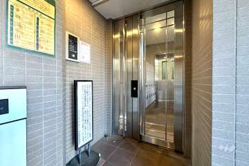 エントランスはオートロック付きです。