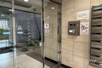 エントランスはオートロック付きです。