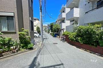 敷地の南西側前面道路（南東側から）