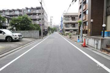 敷地北西側の前面道路（南西側から）