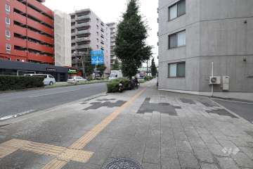 敷地南西側の前面道路（南東側から）