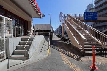 敷地南西側の前面道路（北西側から）