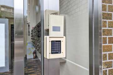 エントランスはオートロック付きです。