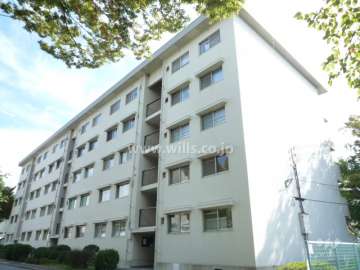 公社千里山田E団地A-1棟の外観（北西側から）