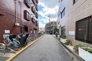 敷地西側の前面道路（北側から）