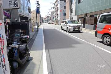 敷地北側の前面道路（東側から）