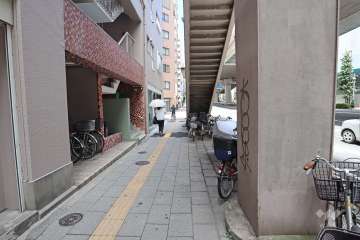 敷地東側の前面道路（南側から）