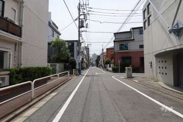 敷地南西側の前面道路（北西側から）