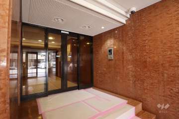 エントランスはオートロック付きです。