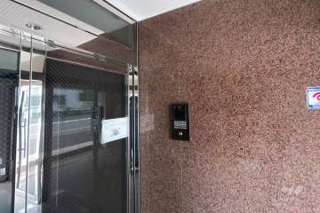 エントランスはオートロック付きです。