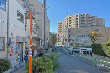 敷地の北側前面道路（東側から）