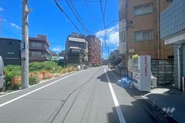 敷地の南側前面道路（西側から）