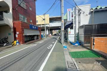 敷地北側の前面道路（西側から）