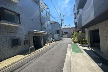 敷地北西側の前面道路（北東側から）