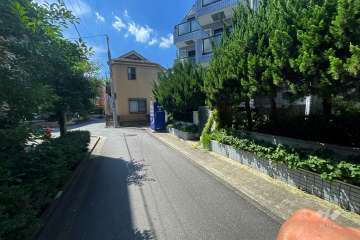 敷地南西側の前面道路（南東側から）