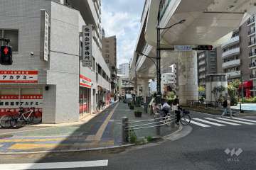 敷地南側の前面道路（西側から）