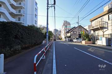敷地北側の前面道路（東側から）