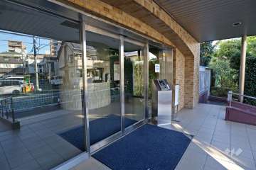 エントランスはオートロック付きです。