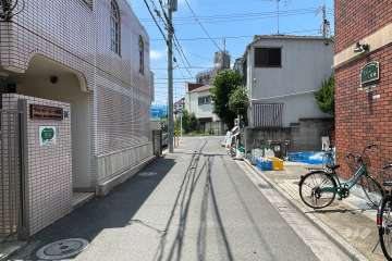 敷地の南側前面道路（東側から）