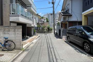 敷地の南側前面道路（西側から）