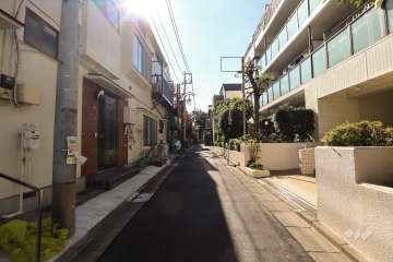 敷地東側の前面道路（北側から）