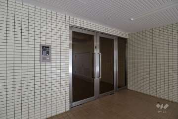 エントランスはオートロック付きです。