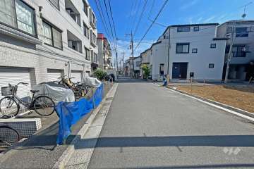 敷地の西側前面道路（北側から）