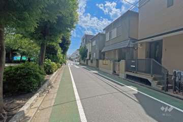 敷地の北側前面道路（西側から）の向かいには、野球場や池を備えた『区立城北公園』があります。