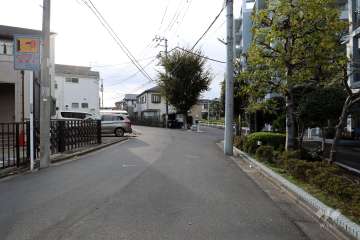 敷地の南側前面道路（東側から）