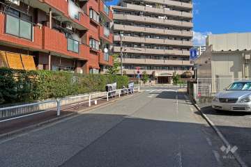 敷地の南側前面道路（西側から）