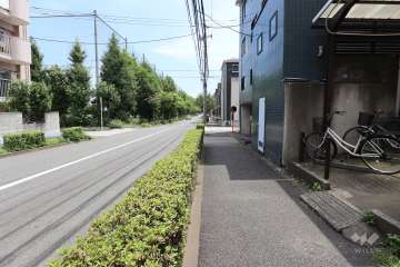 敷地北側の前面道路（西側から）