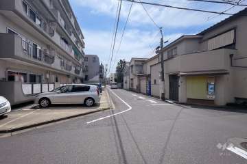 敷地南側の前面道路（西側から）