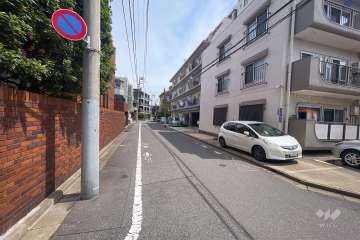 敷地西側の前面道路（南側から）