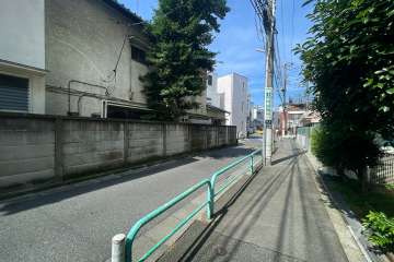 敷地南東側の前面道路（北東側から）