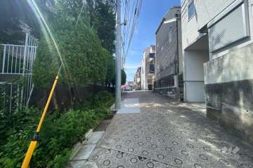 敷地西側の前面道路（北側から）