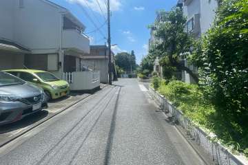 敷地の東側前面道路（北側から）