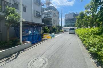 敷地の西側前面道路（北側から）