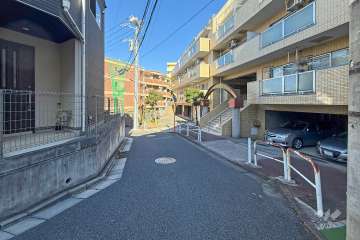敷地西側の前面道路
