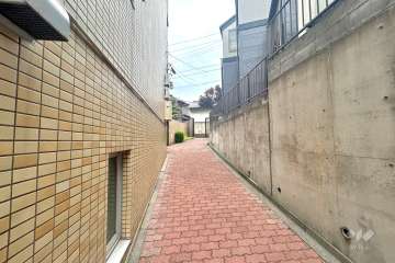 敷地北側入口の通路