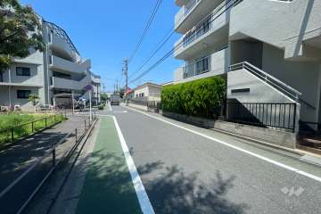 敷地の南側前面道路（東側から）